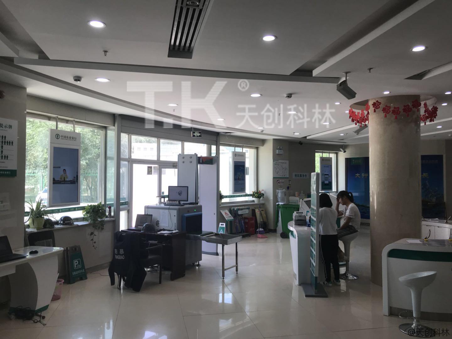 雙屏廣告機在中國農(nóng)業(yè)銀行股份有限公司圖木舒克市兵團支行的應用